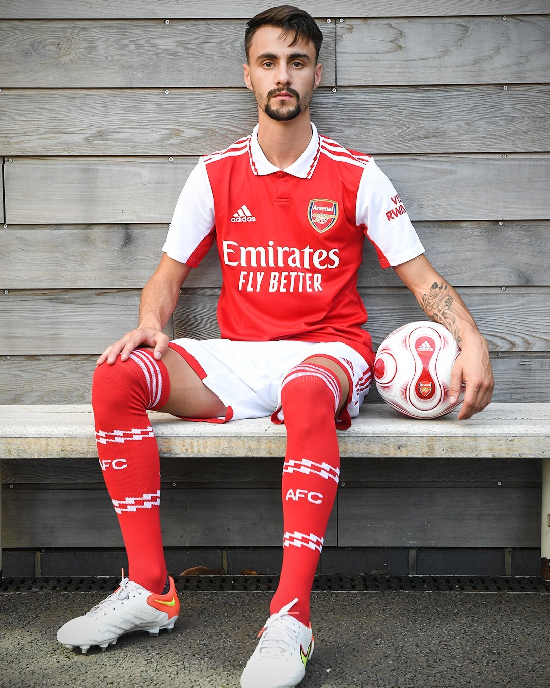 英超赛程吃紧，塞维利亚冲刺阶段复出首秀，质疑声仍在，团队化学反应显著的简单介绍-爱游戏入口